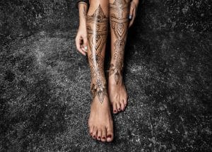 Schwarzes Henna Tattoo am Bein